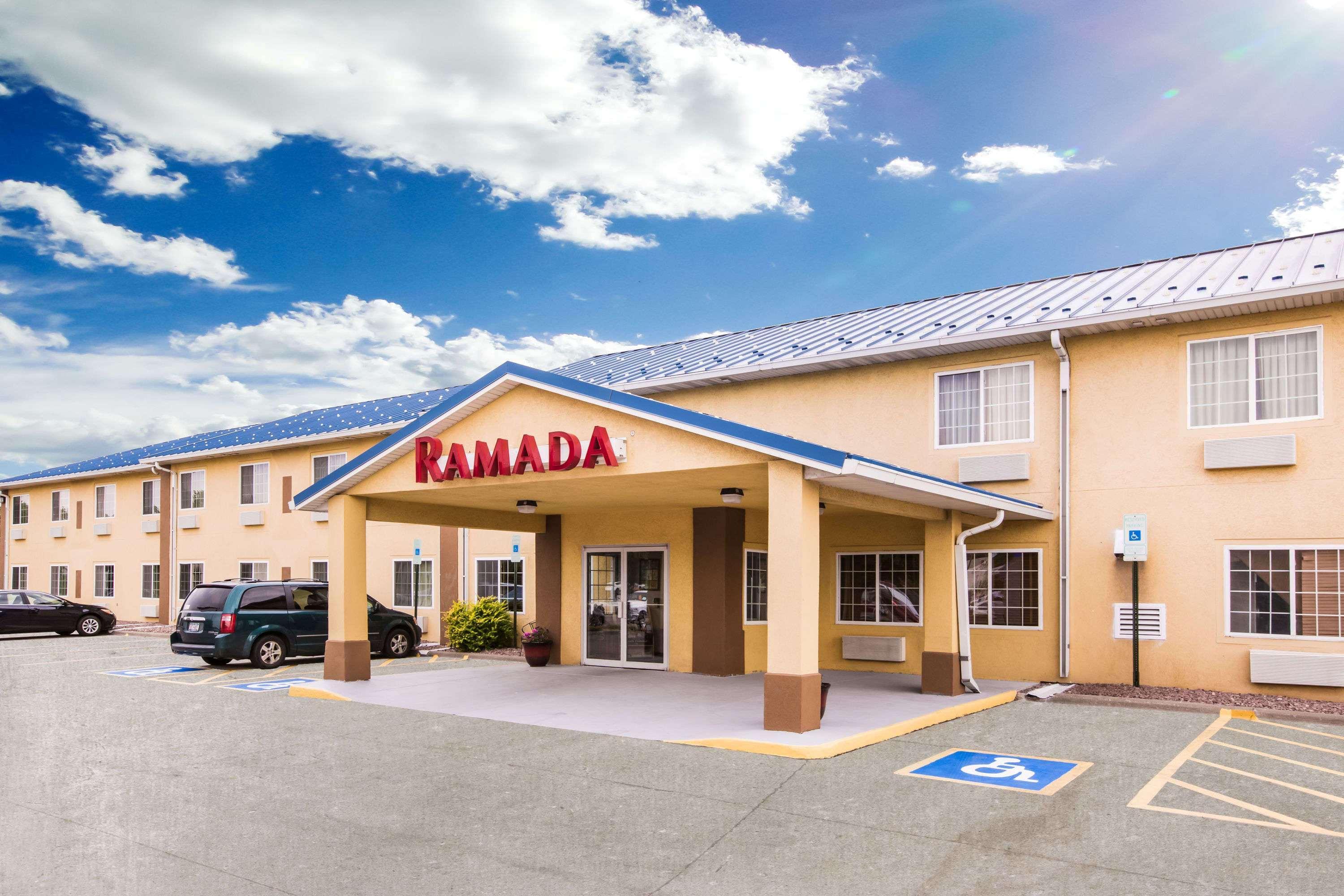 Ramada By Wyndham Sioux Falls Buitenkant foto